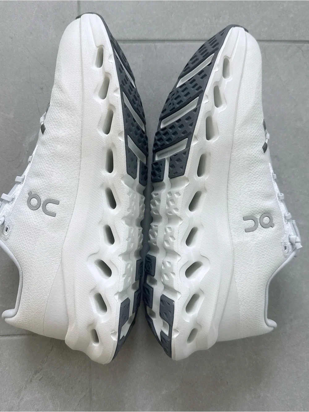 NIB ON CLOUDTILT SNEAKERS Arctic / Ice